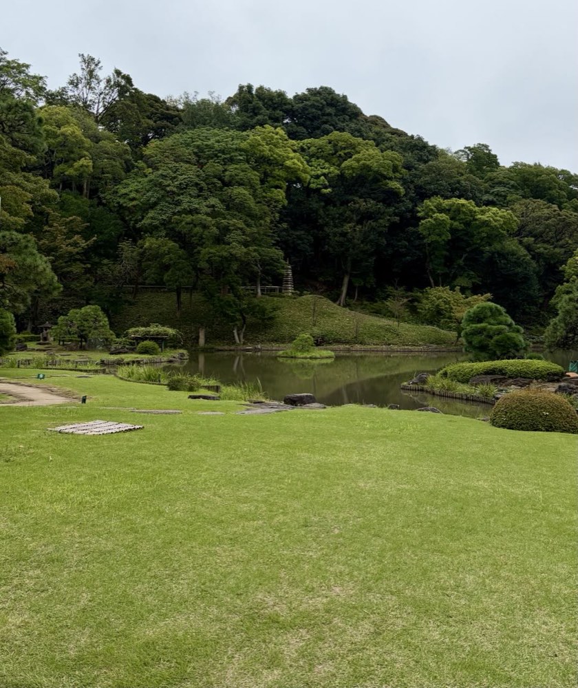 肥後細川庭園の池と、手入れされた芝生