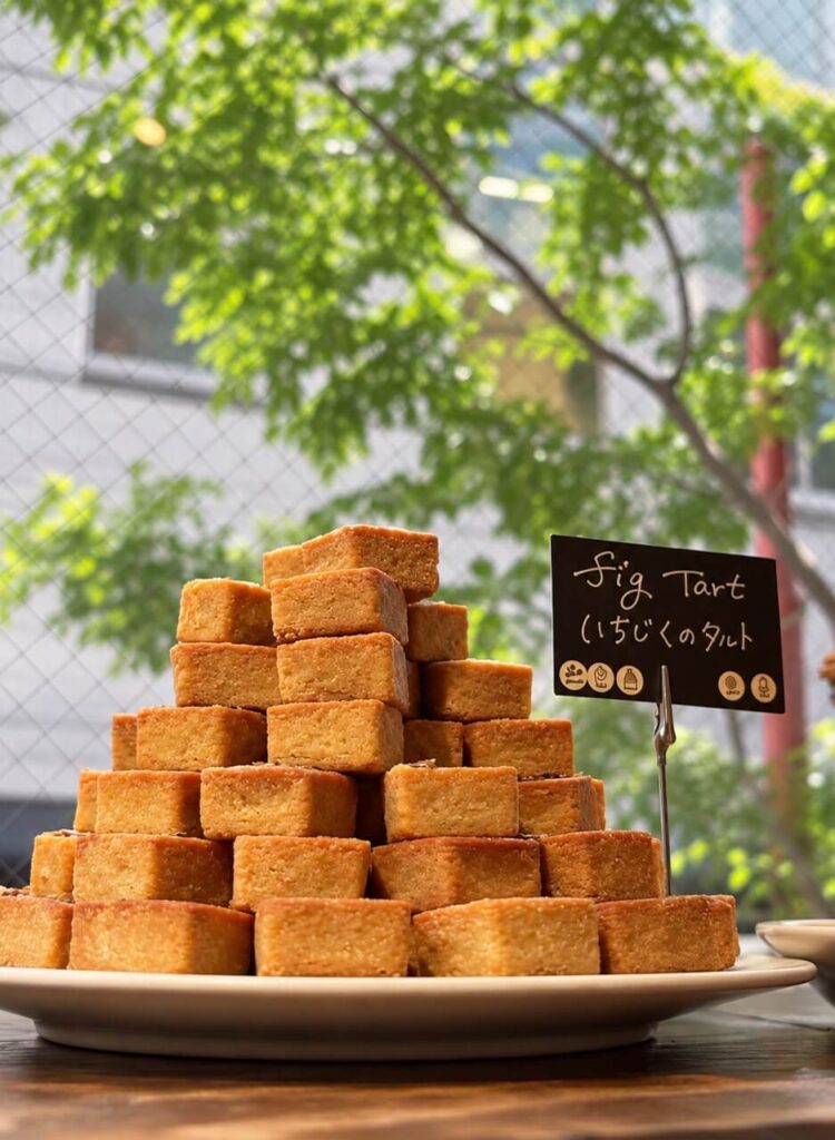 窓辺に積まれた、いちじくのタルト