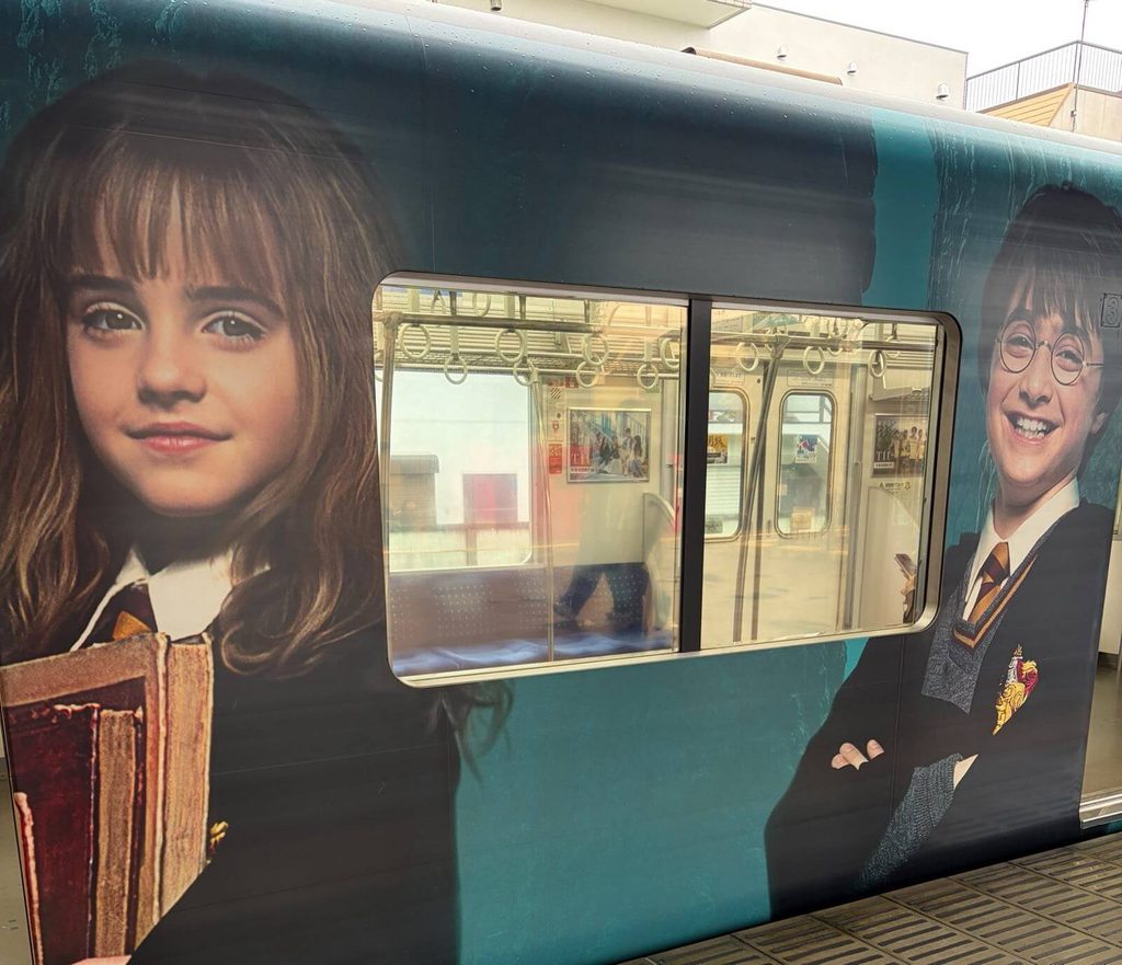 ハリー・ポッターのラッピングがされた西武池袋線の車両
